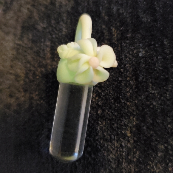 Glow in the dark crystal floral pendant - Picture 2 of 6